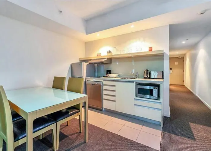 One Bed Harbour And City Views Apartment