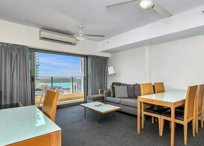 One Bed Harbour And City Views Apartment
